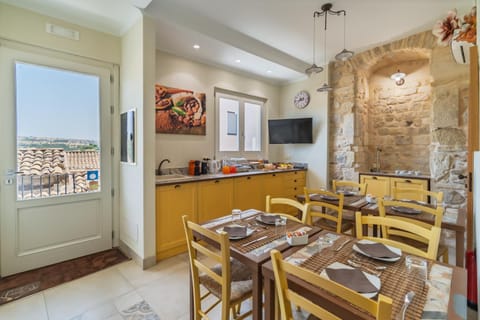TV and multimedia, Food and drinks, Seating area, Food