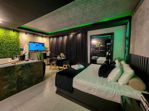 Bed, Hot Tub, Bathroom, TV and multimedia, Spa and wellness centre/facilities, Dining area, Bath, minibar, room service