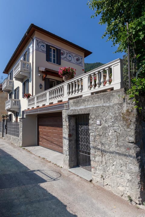 Facade/entrance, Balcony/Terrace