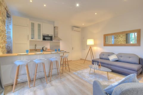 TV and multimedia, Kitchen or kitchenette, Living room, Seating area, Dining area