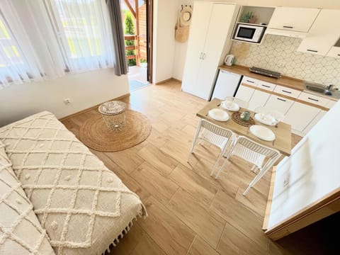 Property building, Bed, Kitchen or kitchenette, Living room, Seating area, Dining area, minibar, stove