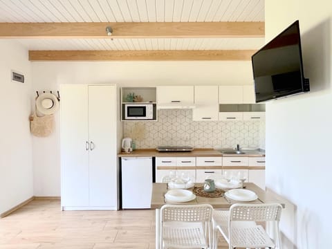 Property building, TV and multimedia, Kitchen or kitchenette, Dining area, minibar, stove