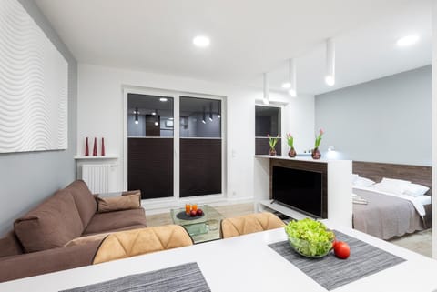 Bed, Night, Winter, TV and multimedia, Kitchen or kitchenette, Living room, Seating area, Dining area, Bedroom, On site