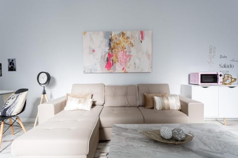 TV and multimedia, Coffee/tea facilities, Kitchen or kitchenette, Living room, Lounge or bar, Dining area, Family