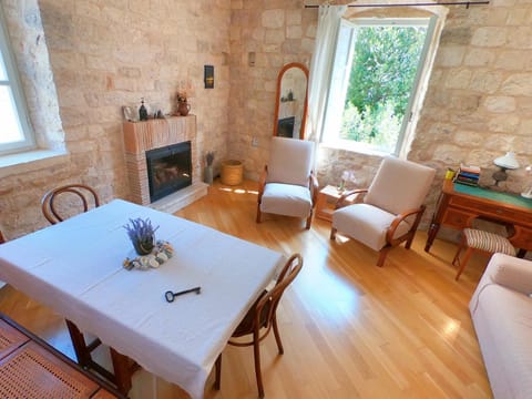 TV and multimedia, Living room, Seating area, Dining area