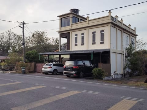 Property building, Day, Neighbourhood, Street view, Parking