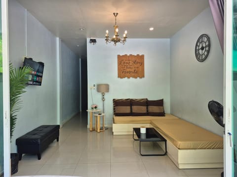 Bed, TV and multimedia, Living room, Photo of the whole room, Seating area