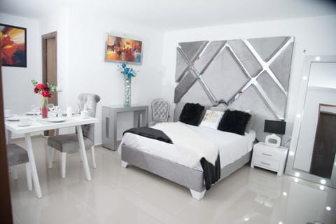 Bed, Living room, Photo of the whole room, Seating area, Dining area, Bedroom