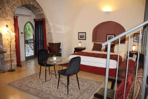 Bed, Seating area