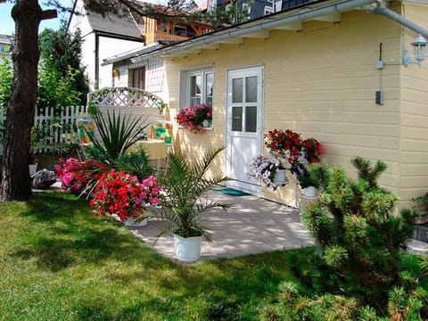 Facade/entrance, Garden, Balcony/Terrace