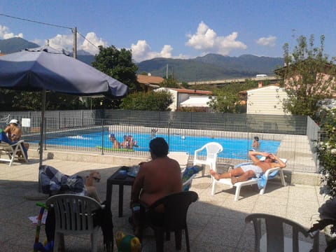 Day, Swimming pool, group of guests