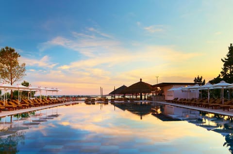 Restaurant/places to eat, View (from property/room), Lounge or bar, Dining area, Beach, Sea view, Swimming pool