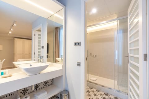 Shower, Bathroom, towels