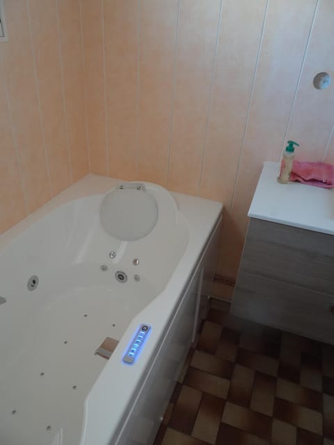 Shower, Hot Tub, Bathroom, Spa and wellness centre/facilities, Area and facilities
