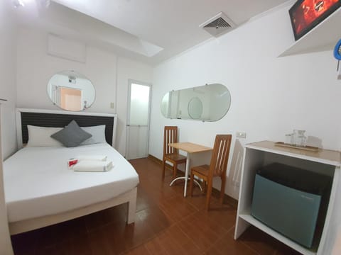 Photo of the whole room, Bedroom