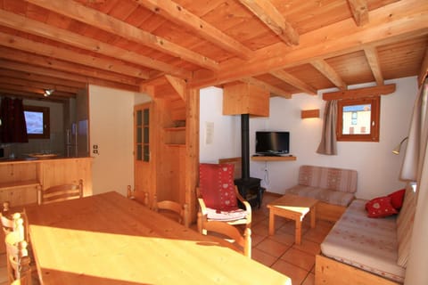 Communal lounge/ TV room, TV and multimedia, Living room, Seating area, Dining area