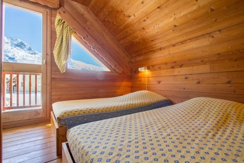 Bed, Bedroom, Mountain view