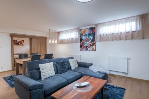 Living room, Seating area, internet