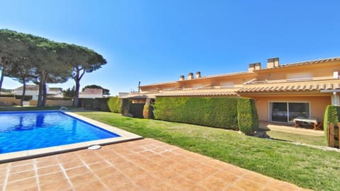 Property building, Garden, Garden view, Pool view, Swimming pool