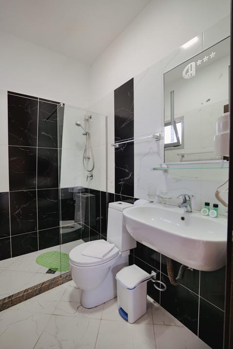 Shower, Toilet, Bathroom, Bath, bidet, towels