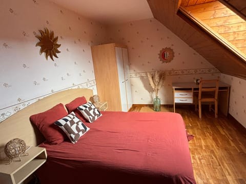 Photo of the whole room, Bedroom