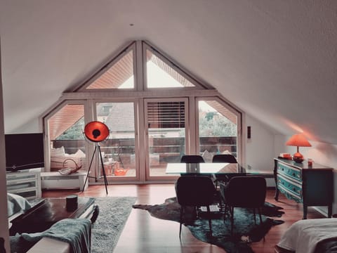 Bed, TV and multimedia, Living room, Seating area, Dining area, Bedroom