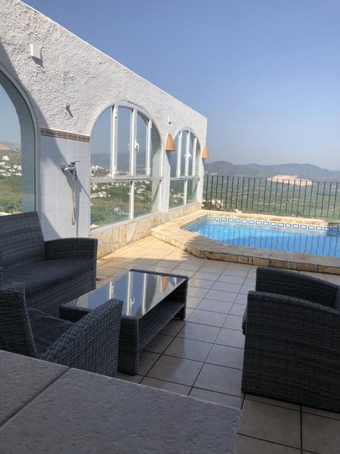 Shower, BBQ facilities, Balcony/Terrace, Seating area, Swimming pool, Swimming pool