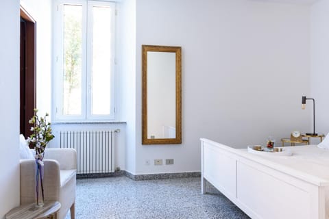 Lora Como Apartment, free private parking Apartment in Como