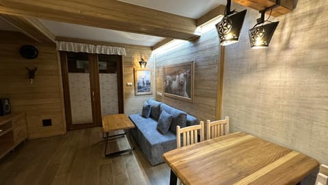Seating area, Dining area