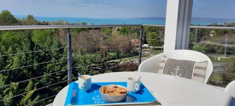 Coffee/tea facilities, View (from property/room), Balcony/Terrace, Lake view