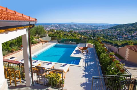 Natural landscape, Balcony/Terrace, Pool view, Sea view, Swimming pool, sunbed