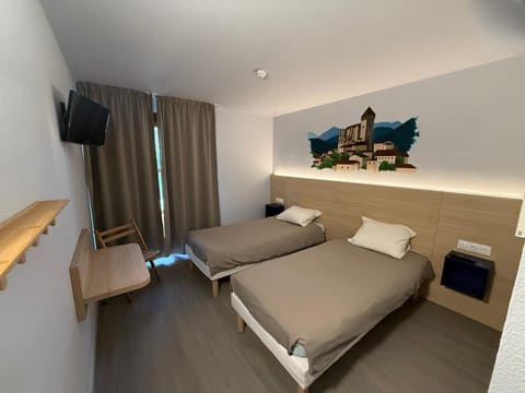Bed, TV and multimedia, Photo of the whole room, Bedroom
