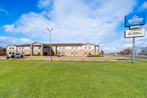 Property building, Day, Natural landscape, Street view, Parking
