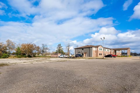 Property building, Day, Neighbourhood, Street view, Parking