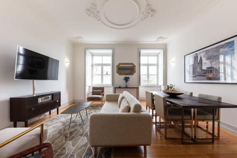 Communal lounge/ TV room, TV and multimedia, Living room, Seating area, Dining area