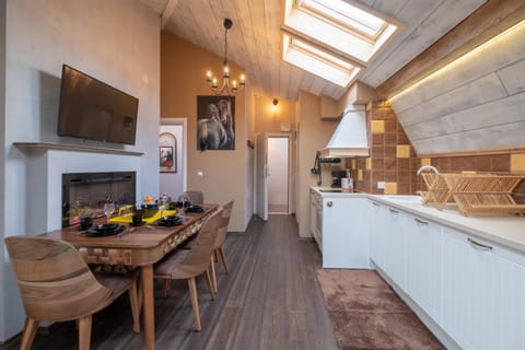 TV and multimedia, Kitchen or kitchenette, Living room, Food and drinks, Seating area, Dining area, fireplace, stove