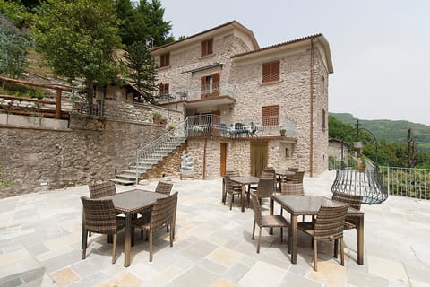 Property building, Patio, Day, Natural landscape, Garden, Balcony/Terrace, Seating area, Mountain view
