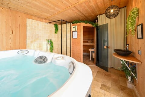 Hot Tub, Sauna, Spa and wellness centre/facilities