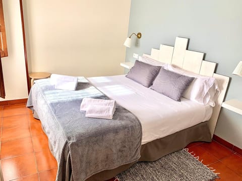 Bed, Photo of the whole room, Decorative detail