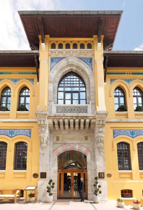 Facade/entrance