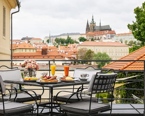 Restaurant/places to eat, View (from property/room), Balcony/Terrace, Landmark view, Breakfast