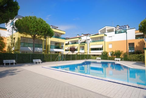 Property building, Swimming pool, Swimming pool