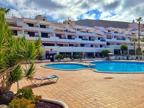 Property building, Pool view, Swimming pool, sunbed