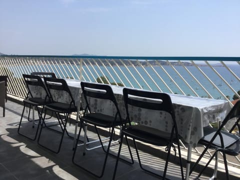 VUE MER 3 mn A PIED DE LA PLAGE LUMINEUX ET MODERNE Apartment in Sanary-sur-Mer