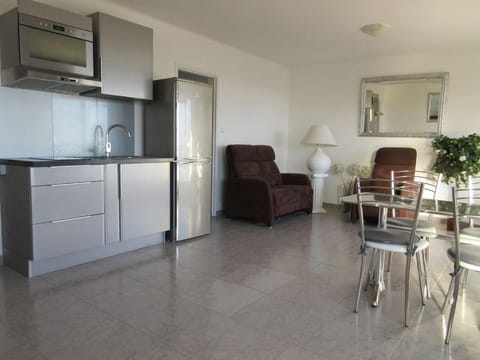 VUE MER 3 mn A PIED DE LA PLAGE LUMINEUX ET MODERNE Apartment in Sanary-sur-Mer