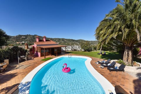 Property building, Spring, Day, Neighbourhood, Natural landscape, Garden, Garden view, Mountain view, Pool view, Swimming pool, sunbed