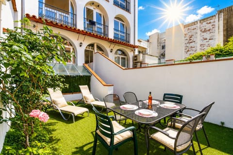 Property building, Garden, Balcony/Terrace, Seating area, Garden view