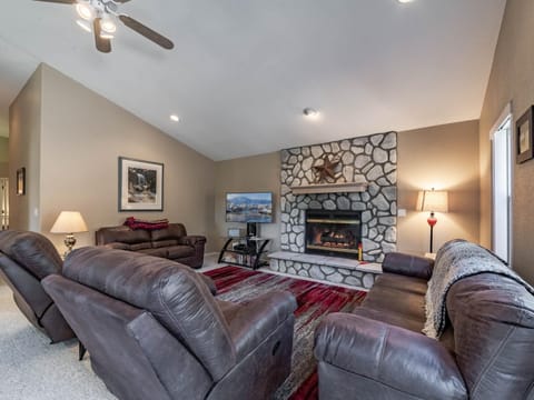TV and multimedia, Living room, Seating area, fireplace, furniture