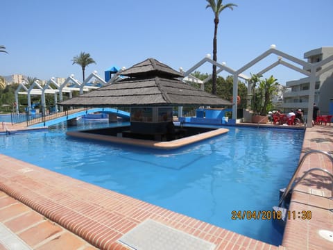 On site, Pool view, Swimming pool, Alcoholic drinks, Non alcoholic drinks