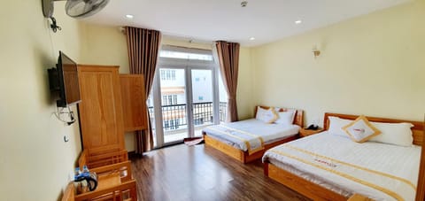 Bed, TV and multimedia, Photo of the whole room, wardrobe